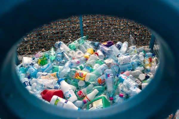 Bouteille écologique en plastique recyclé issu des océans et bouchon en  bambou